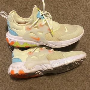 Used Nike shoes. Size 5.5 youth/ 7 in women.